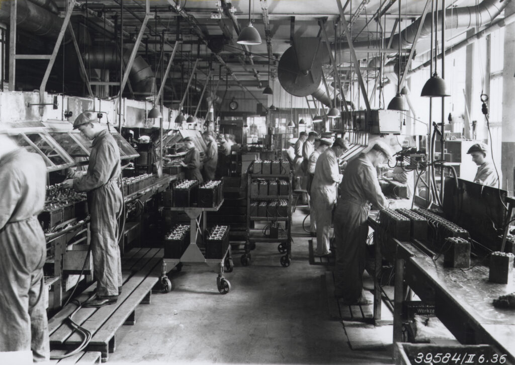 1936-Bosch-Arbeiter bei der Fertigung von Batterien
