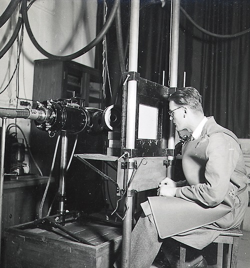1935-Bosch Stoff-Forscher an der Röntgeneinrichtung
